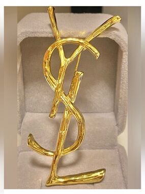 Yves Saint Laurent Sculpted
Bright Gold Tine Logo Brooch
Unisex